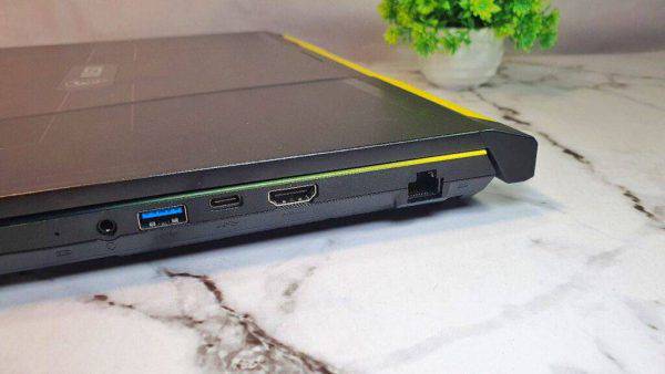 تعداد پورت‌های طراحی خیره کننده لپ تاپ ام اس آی Crosshair 15 B12UEZO